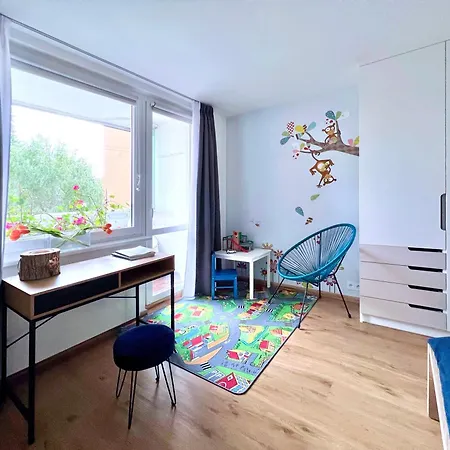 Jana's Apartment, Free Parking